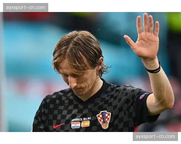 特写：36岁的莫德里奇在国家队比赛日后，如何调整俱乐部赛事的跑动节奏