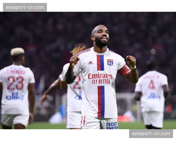 前法国国脚埃弗拉在节目中盛赞现任法甲后卫的防守纪律性与位置感